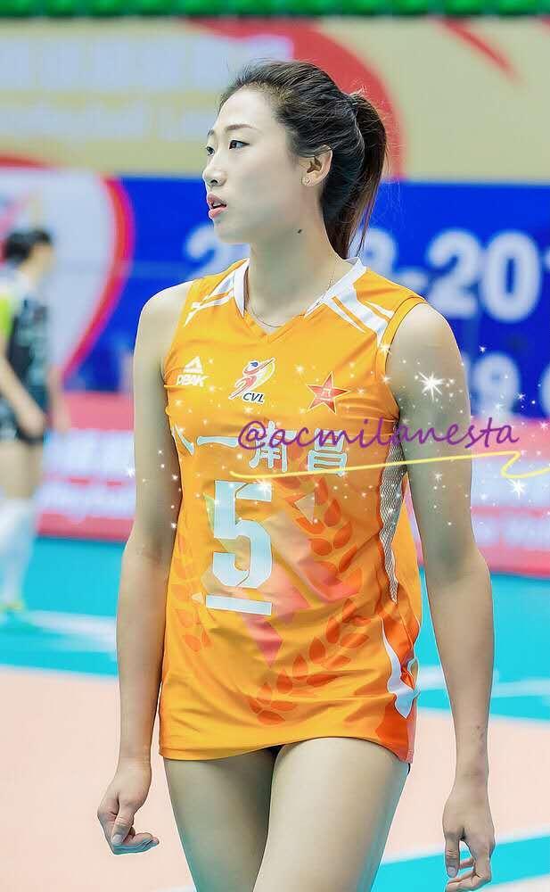 女排刘晏含比赛照,身材苗条,双腿笔直修长,御姐脸让人心生爱慕