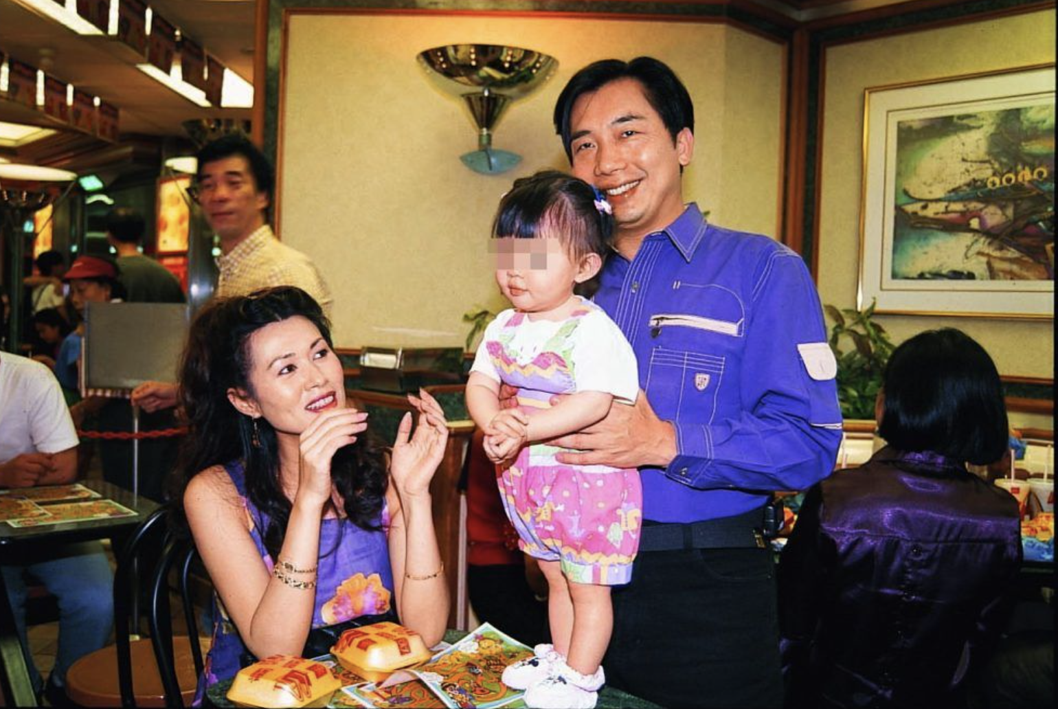 麦翠娴送女儿选港姐罕露脸携丈夫开豪车抵达女儿不如妈妈出众