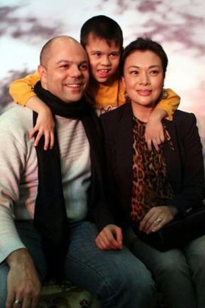 演员李玲玉近日网上发文,颜值依然在线,晒出和儿子合照