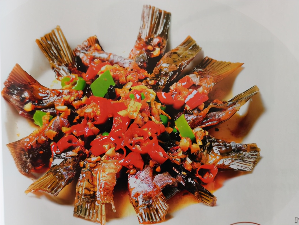 香酥鱼尾,经过两次炸制后香酥可口,加上花椒辣椒,麻辣鲜香!