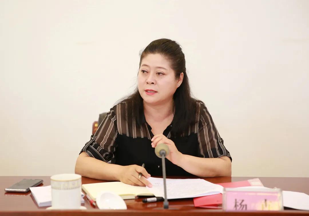 州政府副州长杨卉主持并讲话.