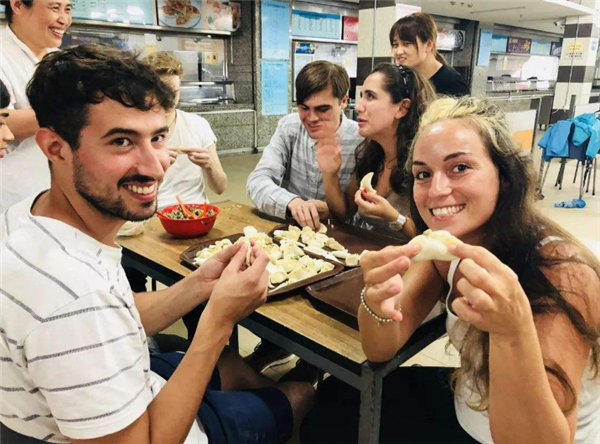 老外"最爱吃"的4道中国美食,连我们都吃不腻,网友:全是最爱