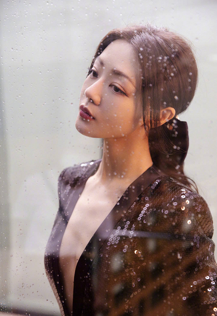 换风格的邓家佳真迷人,穿黑色亮片深v裙,小姨妈秒变冷艳贵妇