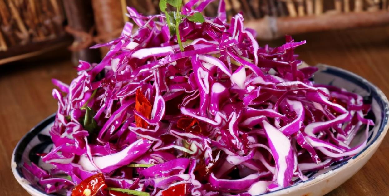 凉拌紫甘蓝,不要下锅焯水,试试这方法,干净又清脆!|紫甘蓝|凉拌|口感_