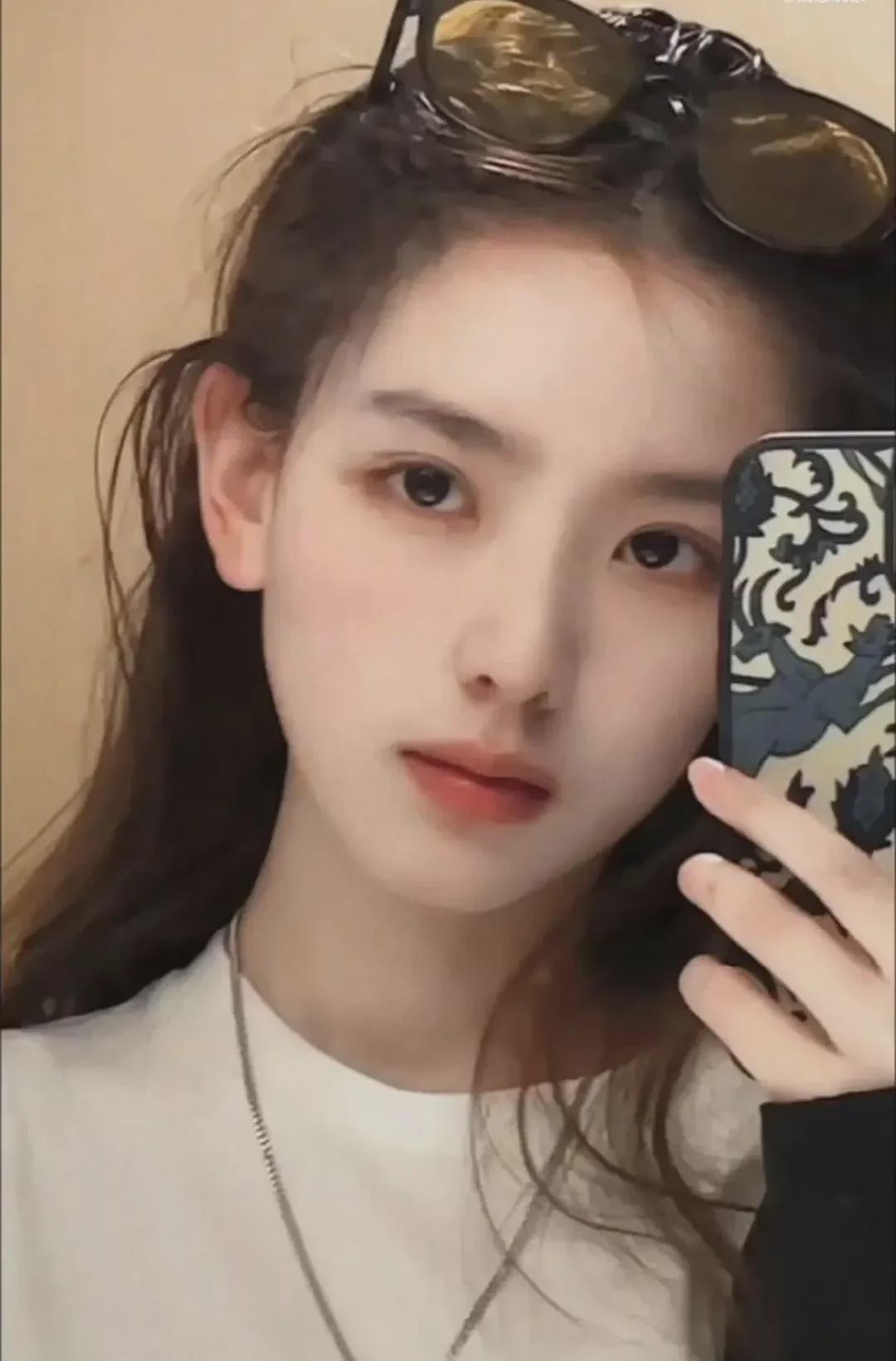 但是半藏森林的双眼皮前半部分更窄,孙一宁的双眼皮前半部分更宽一些