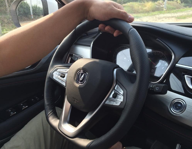 习惯用单手开车的司机,通常都是这4种人,看看你是不是其中一类