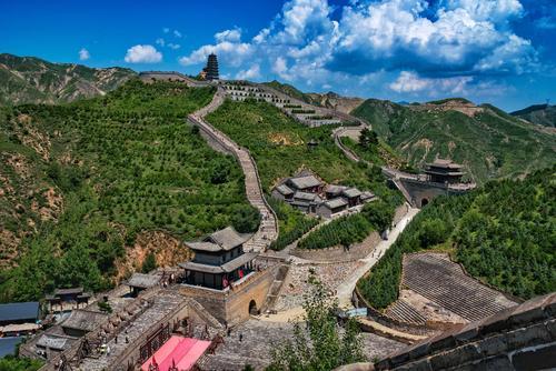 雁門關位於山西省的句注山附近,屬於當地的恆山山脈.