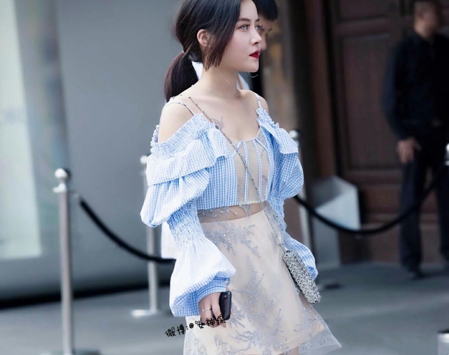小姐姐一身西式吊带裙,既清爽又凉快,夏日风十足|小姐姐|吊带裙|衣服