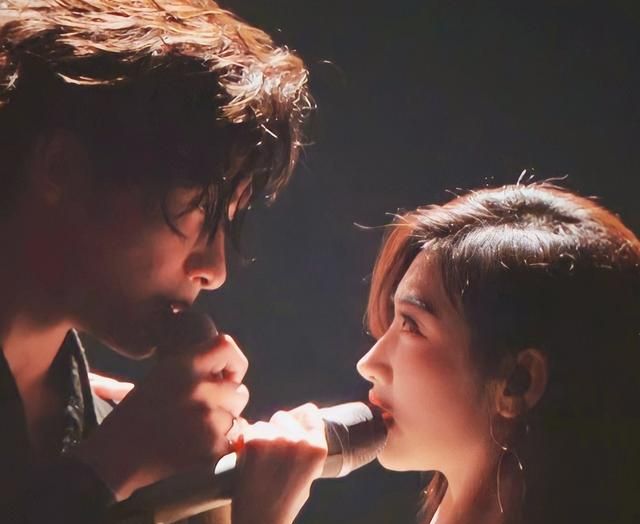 张彬彬站起来了和景甜合唱外加壁咚意外炸出蔡徐坤新歌