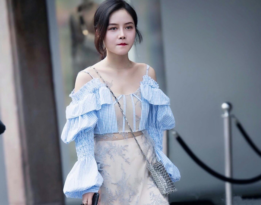 小姐姐一身西式吊带裙,既清爽又凉快,夏日风十足