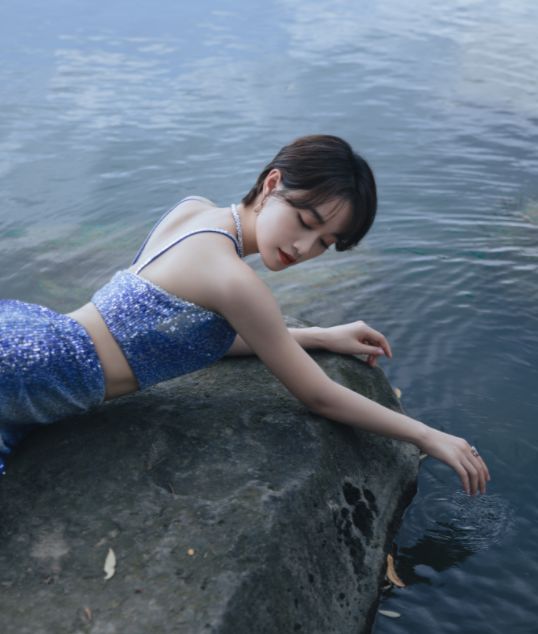 蓝盈莹近照好飒,身材曲线优越蝴蝶骨惊艳,躺在石头上直呼好烫