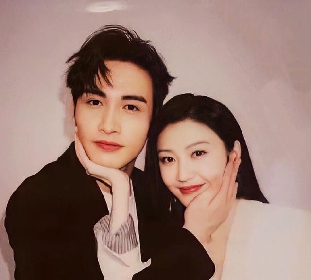 张彬彬天生烈焰红唇与毛晓彤没带美瞳的大眼睛一样天生丽质