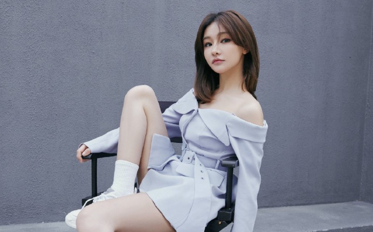 miss拍摄变装秀,黑色吊带突显女神范,老粉感叹:不愧lol圈富婆