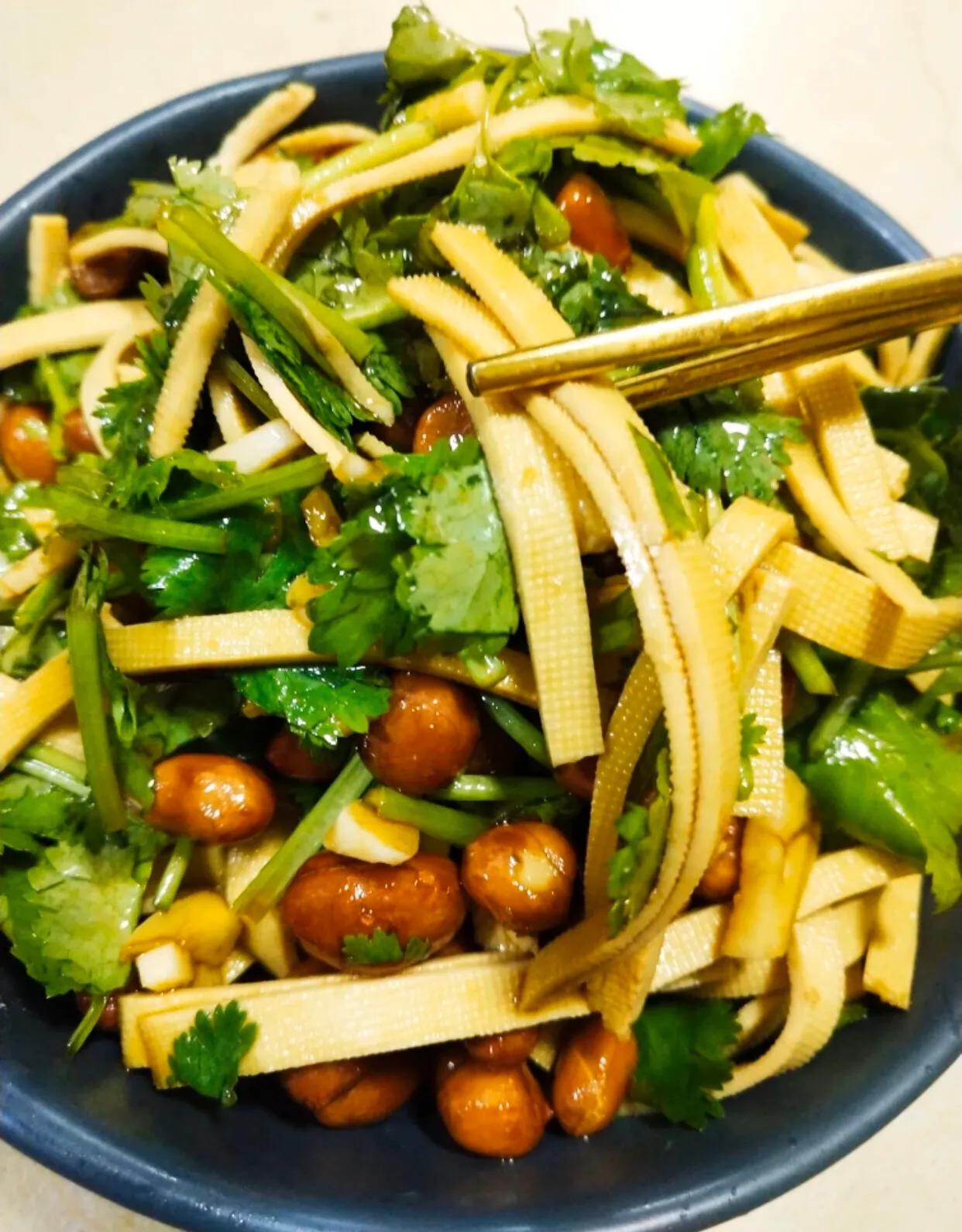 豆腐(细纹最好)3块钱的量香菜一小把花生米小半碗【然后准备调味料】