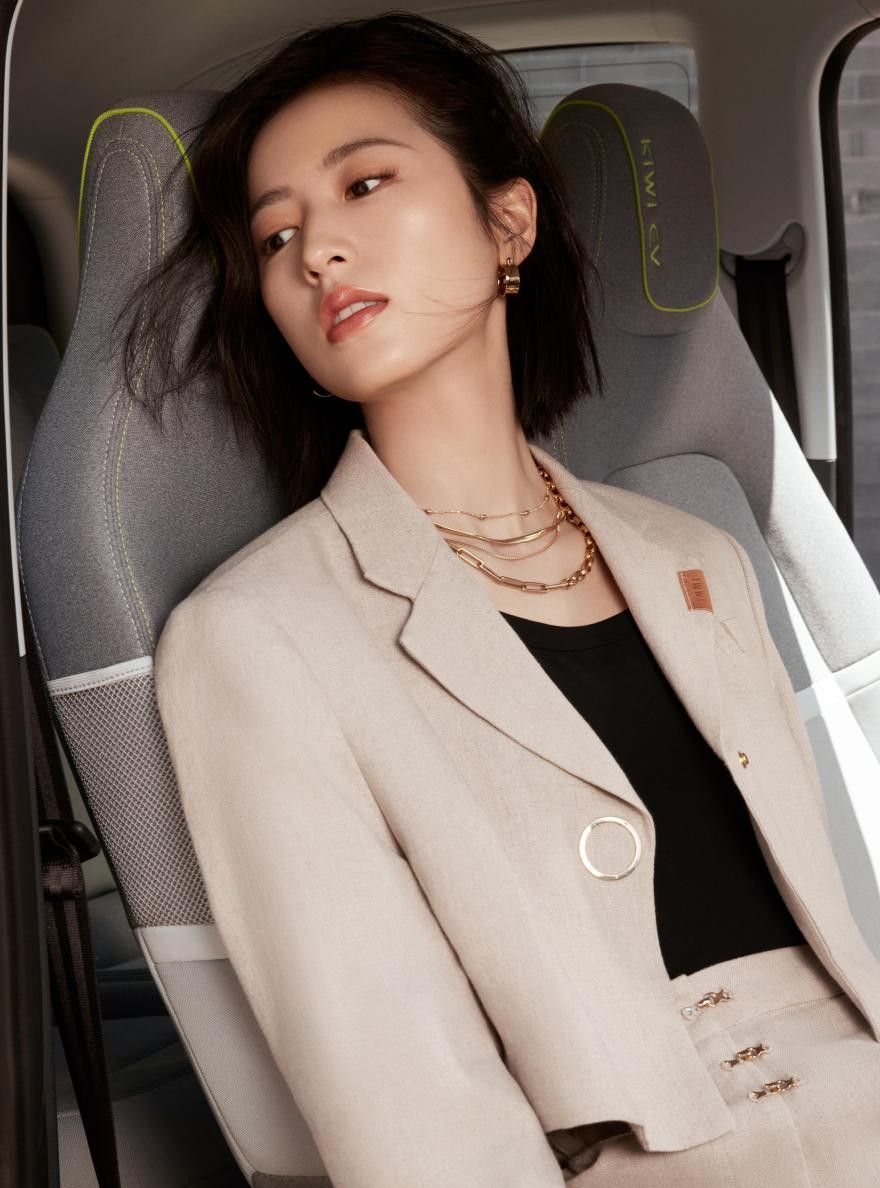 宝藏女孩周雨彤既能演侠女又能扮萝莉还是个时尚达人