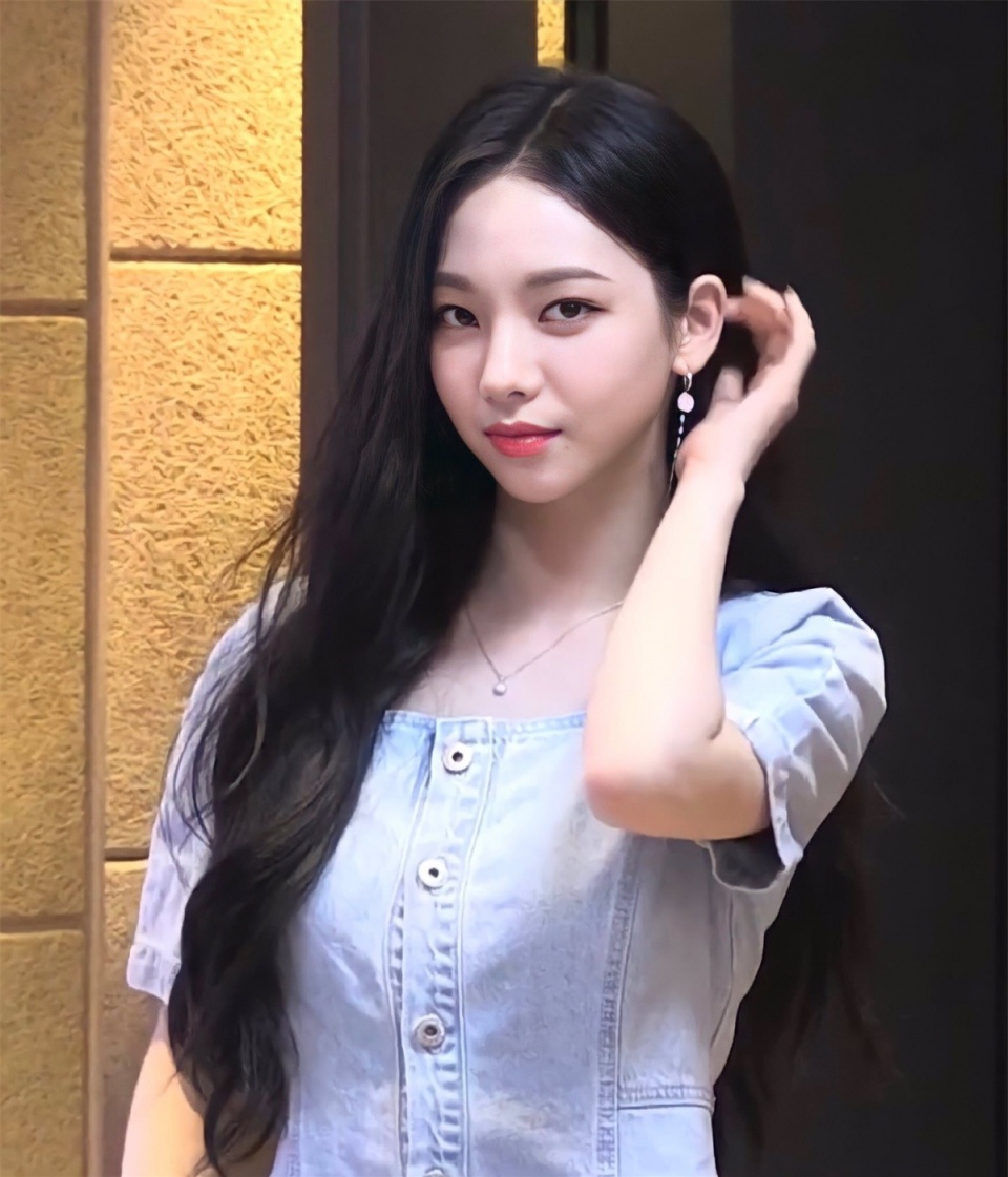 aespa发布幕后花絮karina素颜和化妆前相比没有太大不同