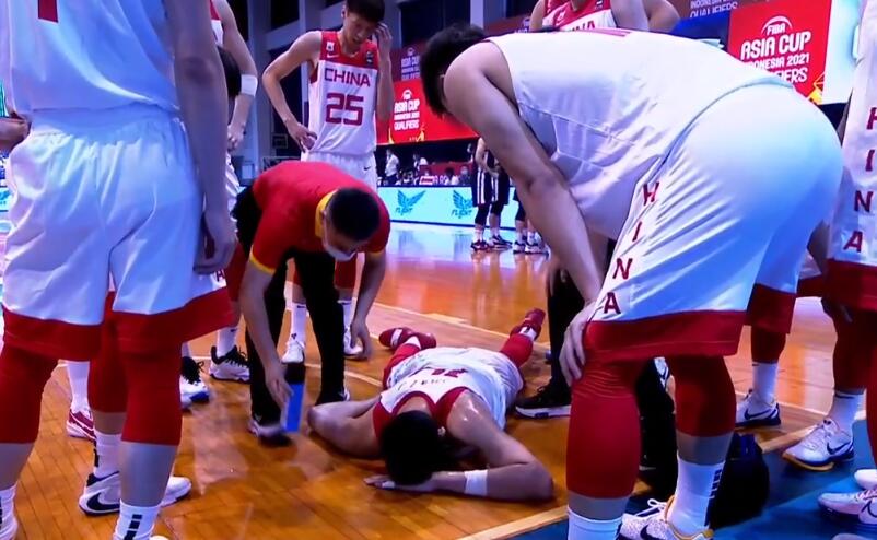 伤不起啊!男篮主力沈梓捷背身重摔落地,受伤瞬间惊出一身冷汗|沈梓捷|
