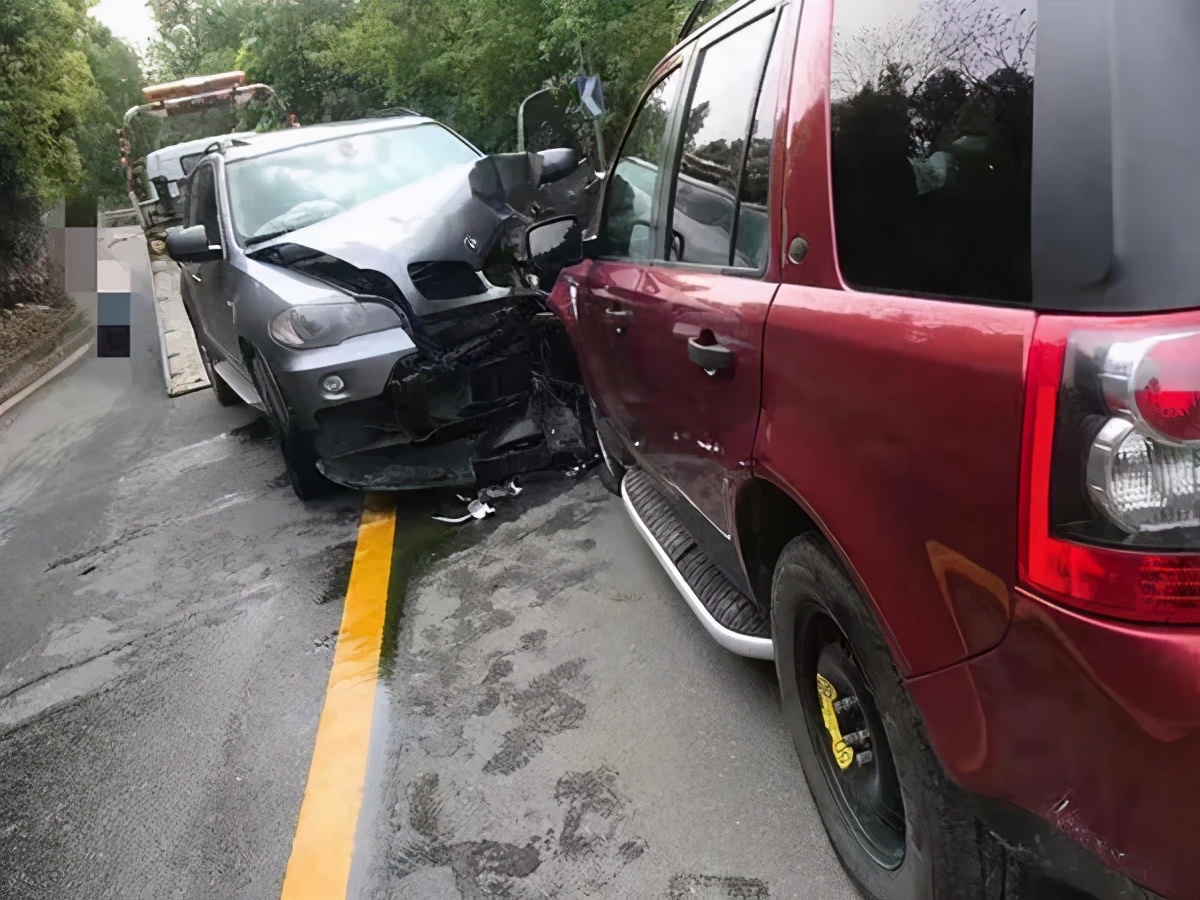 宝马和路虎猛烈对撞!浙江两位车主下车后蒙了:本想轻轻擦一下的