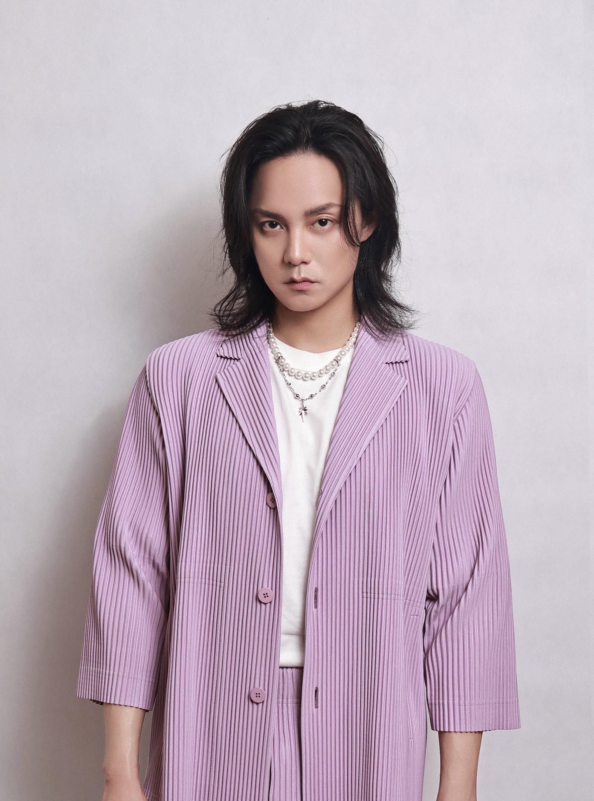 尹正最新红毯照减肥失败黑色超短款西服套装状态憔悴