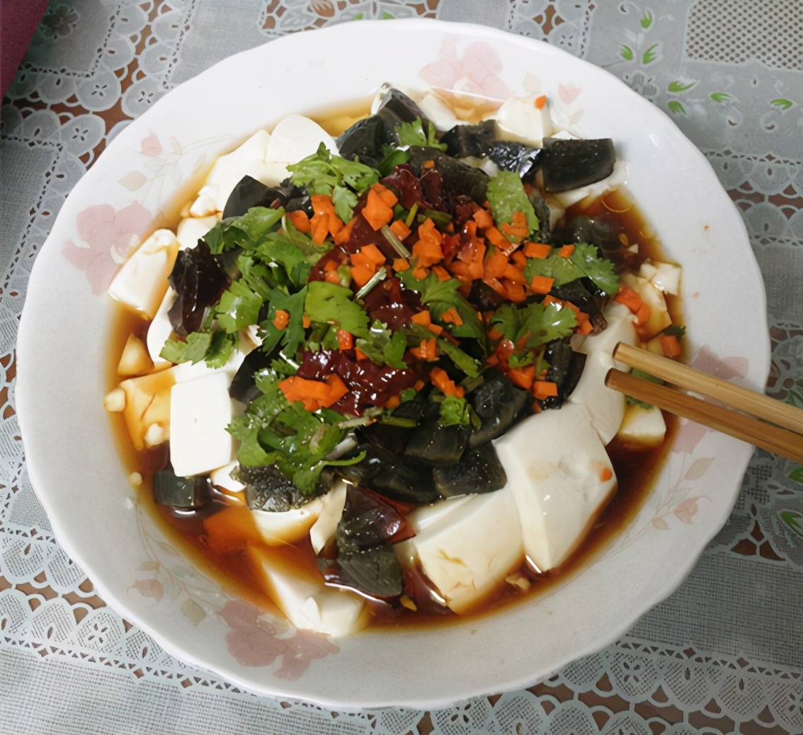 夏季来道凉拌皮蛋豆腐清热去火简单开胃还不腻