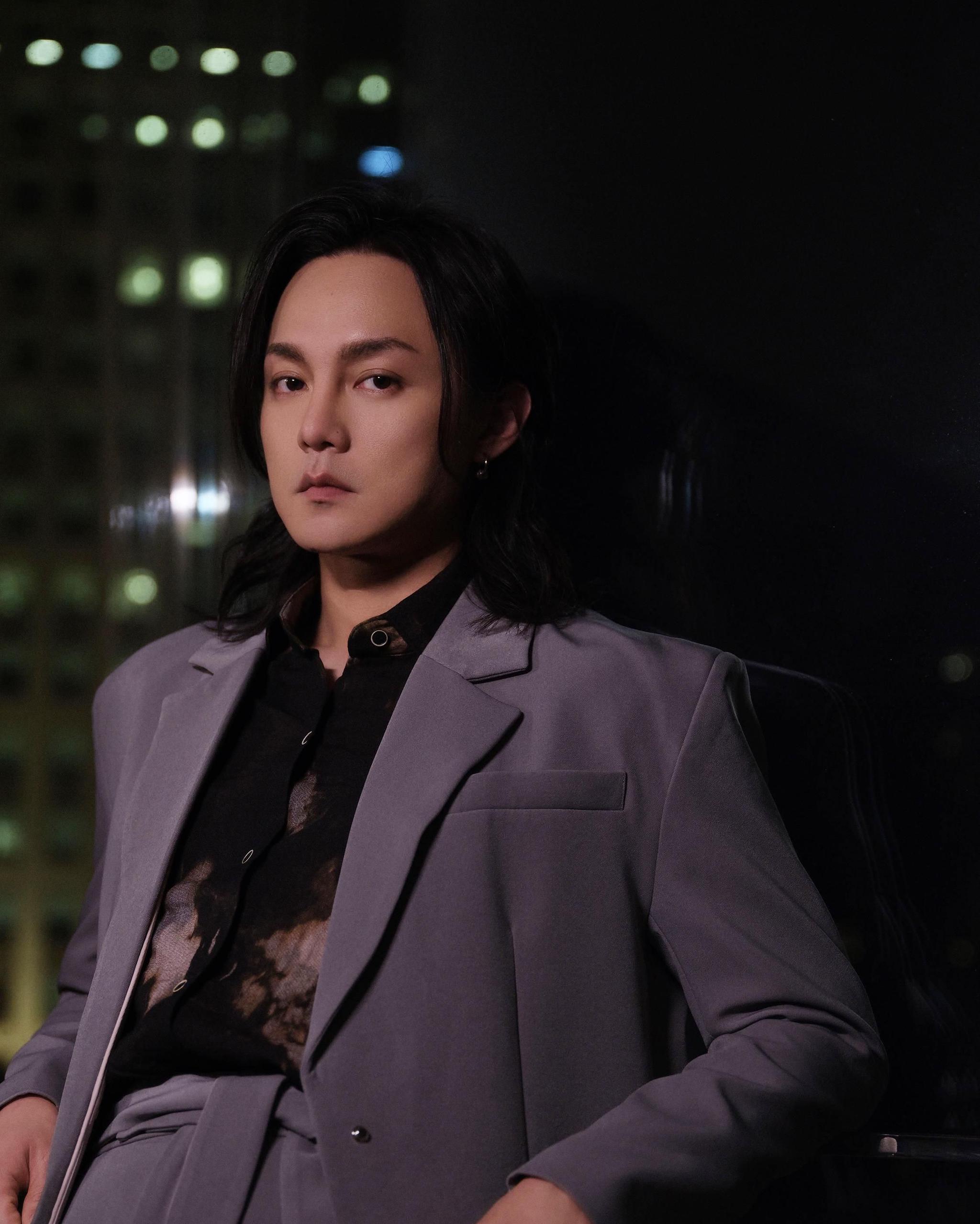 尹正最新红毯照减肥失败黑色超短款西服套装状态憔悴