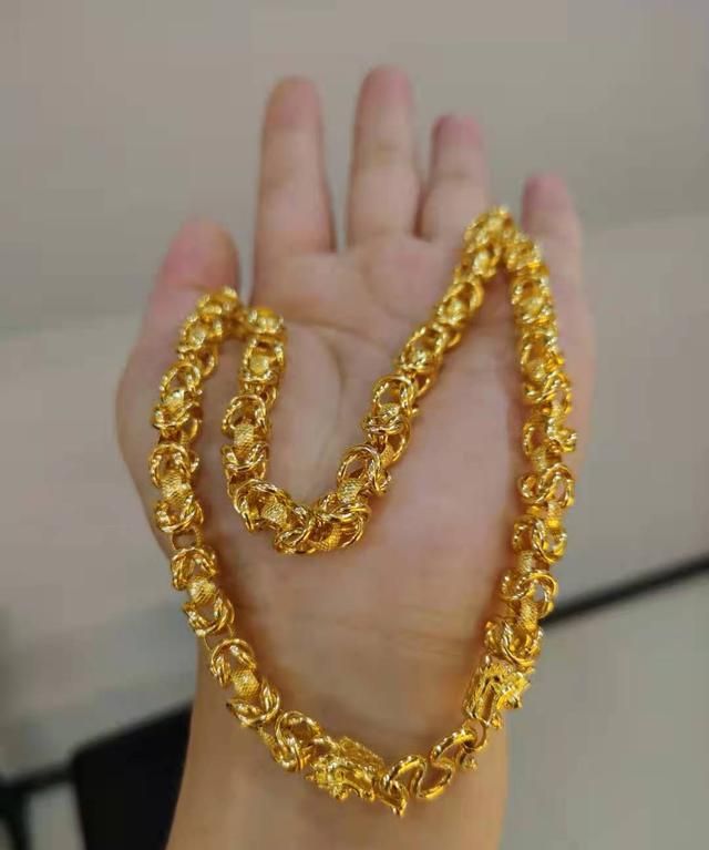 男子来买最粗的金项链,戴上脖子试试就要跑,幸亏是老板搞演习|项链