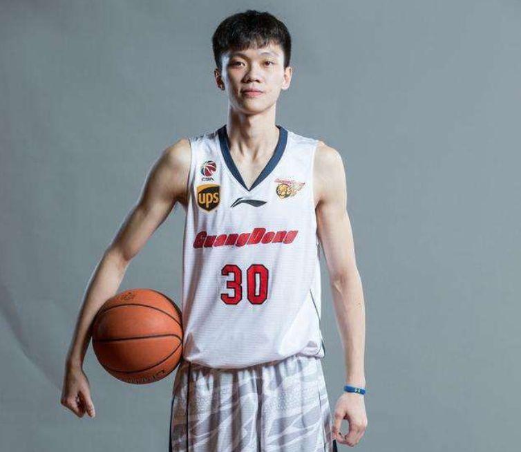 徐铭智是广东梅州人,12岁就去了广东宏远青年队,在青年队表现非常出色