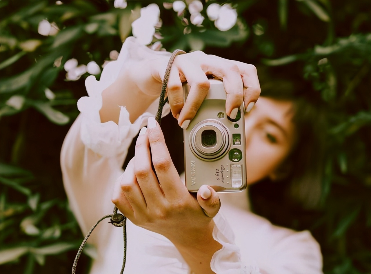 一个女人说话时的语气透露出她的财气