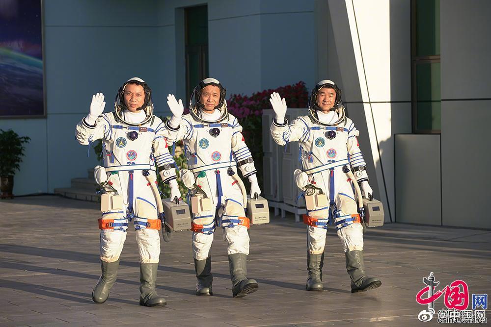 出征! 神舟十二号载人飞行任务航天员乘组领命出发休闲区蓝鸢梦想 - Www.slyday.coM 出征! 神舟十二号载人飞行任务航天员乘组领命出发休闲区蓝鸢梦想 - Www.slyday.coM