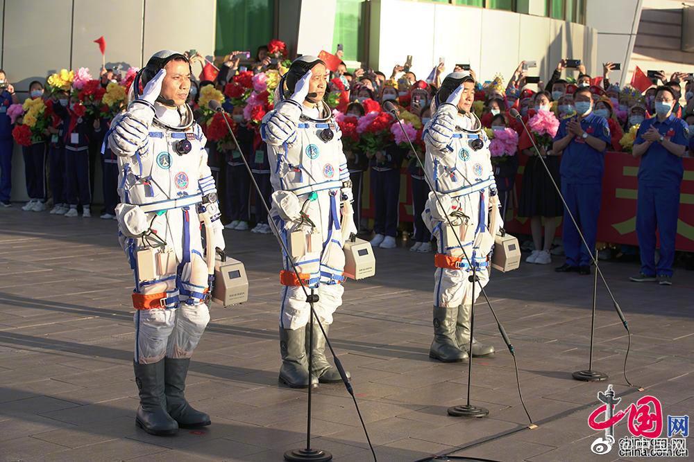 出征! 神舟十二号载人飞行任务航天员乘组领命出发休闲区蓝鸢梦想 - Www.slyday.coM 出征! 神舟十二号载人飞行任务航天员乘组领命出发休闲区蓝鸢梦想 - Www.slyday.coM