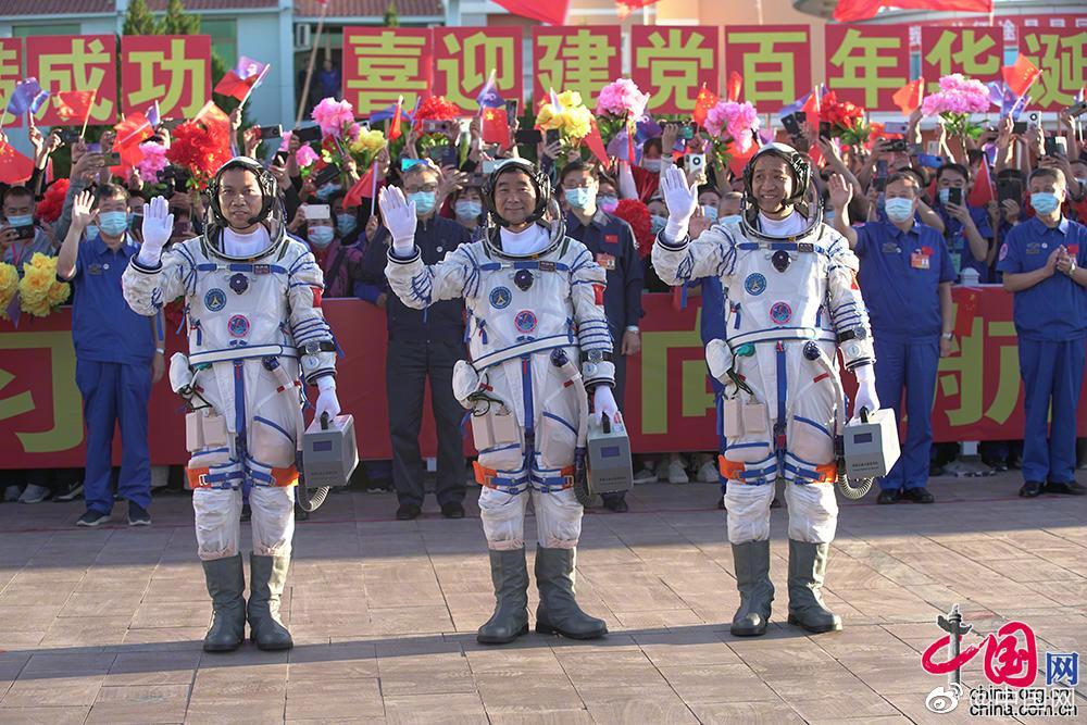 出征! 神舟十二号载人飞行任务航天员乘组领命出发休闲区蓝鸢梦想 - Www.slyday.coM 出征! 神舟十二号载人飞行任务航天员乘组领命出发休闲区蓝鸢梦想 - Www.slyday.coM