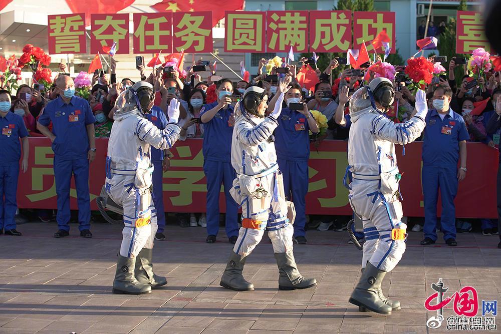 出征! 神舟十二号载人飞行任务航天员乘组领命出发休闲区蓝鸢梦想 - Www.slyday.coM 出征! 神舟十二号载人飞行任务航天员乘组领命出发休闲区蓝鸢梦想 - Www.slyday.coM