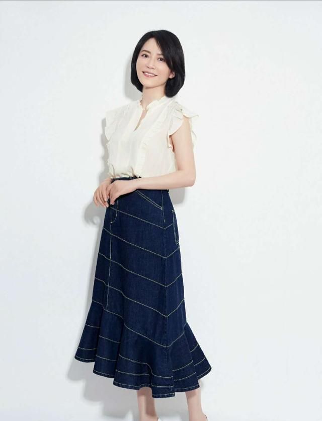 刘诗诗"富家小姐"造型真美!衬衫加半身裙显优雅,化身清纯女神