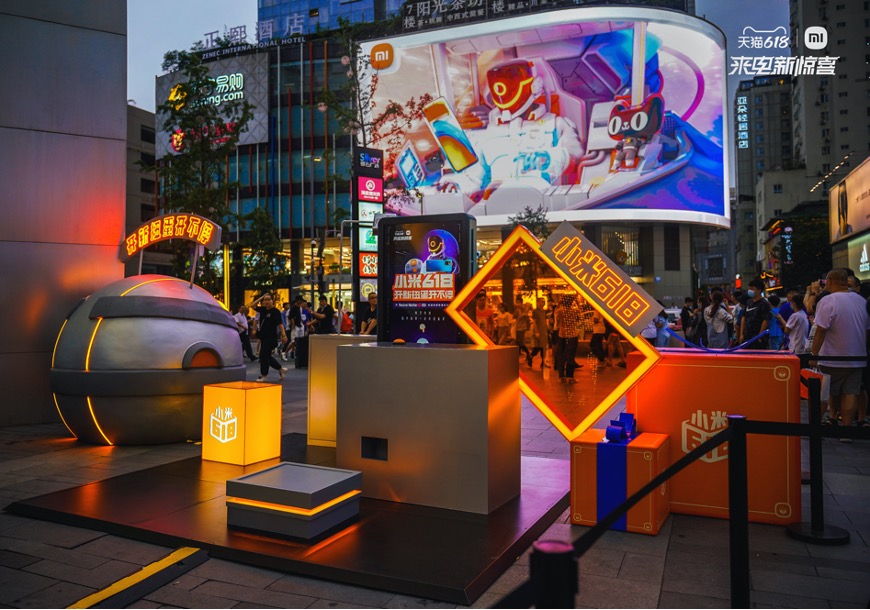 众所周知,春熙路作为全国最有名的商业街之一,那块裸眼3d屏是路标之一