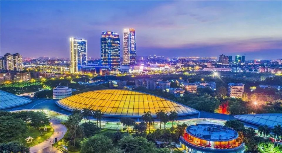 凯德广场(图:白云发布)此外,项目旁的夏茅村也正大手笔改造中,早在