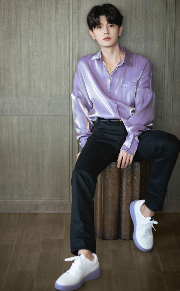 任嘉伦新剧搭档国民妹妹穿紫色鱼皮衬衣少年感太强了