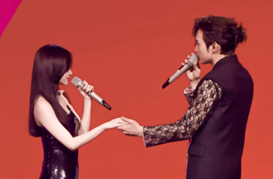 景甜张彬彬再度同框搂腰壁咚氛围感十足,二人的头围大小却成亮点