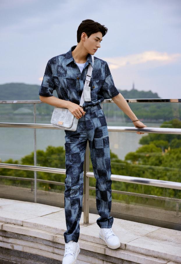 龚俊粽子节大片穿蓝西服宛如衣架子手拎黑伞温柔有型