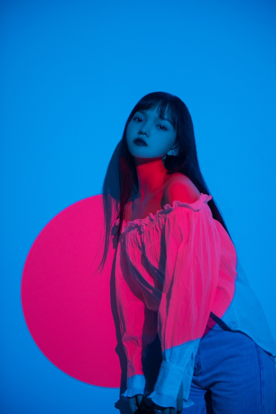 兰西雅瘦了!全新撞色系大片化身摩登女孩,未来感十足