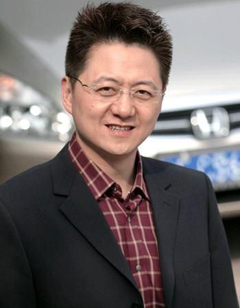 除开金炜外,别的俩位红地毯主持人也是情况层出不穷.