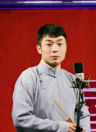 所以在剩下的何九华,张九南中,作为逗哏的张九南和作为捧哏的何九华