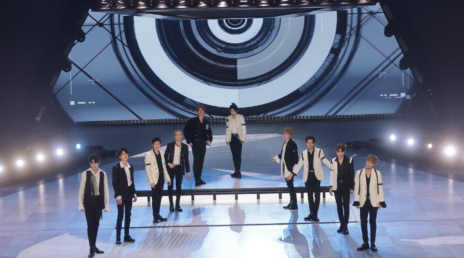 而团队中拖后腿的成员并没有高强度的训练做基础,反而在一次次舞台上