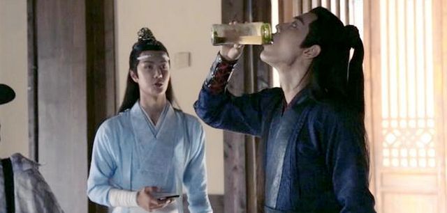 从肖战使用塑料杯子喝茶来看,有很大的几率是冷泡茶,也就是冷水可浸出