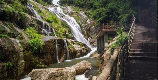 这些原生态的景物造就了它风景宜人,野趣盎然的特点,更有千峰