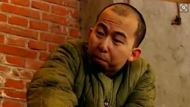 他长相独特,身高不足1米6演技不输黄渤,如今当导演又娶娇妻