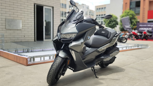 不少人因价格而放弃!8万多的350踏板 宝马c400gt实拍