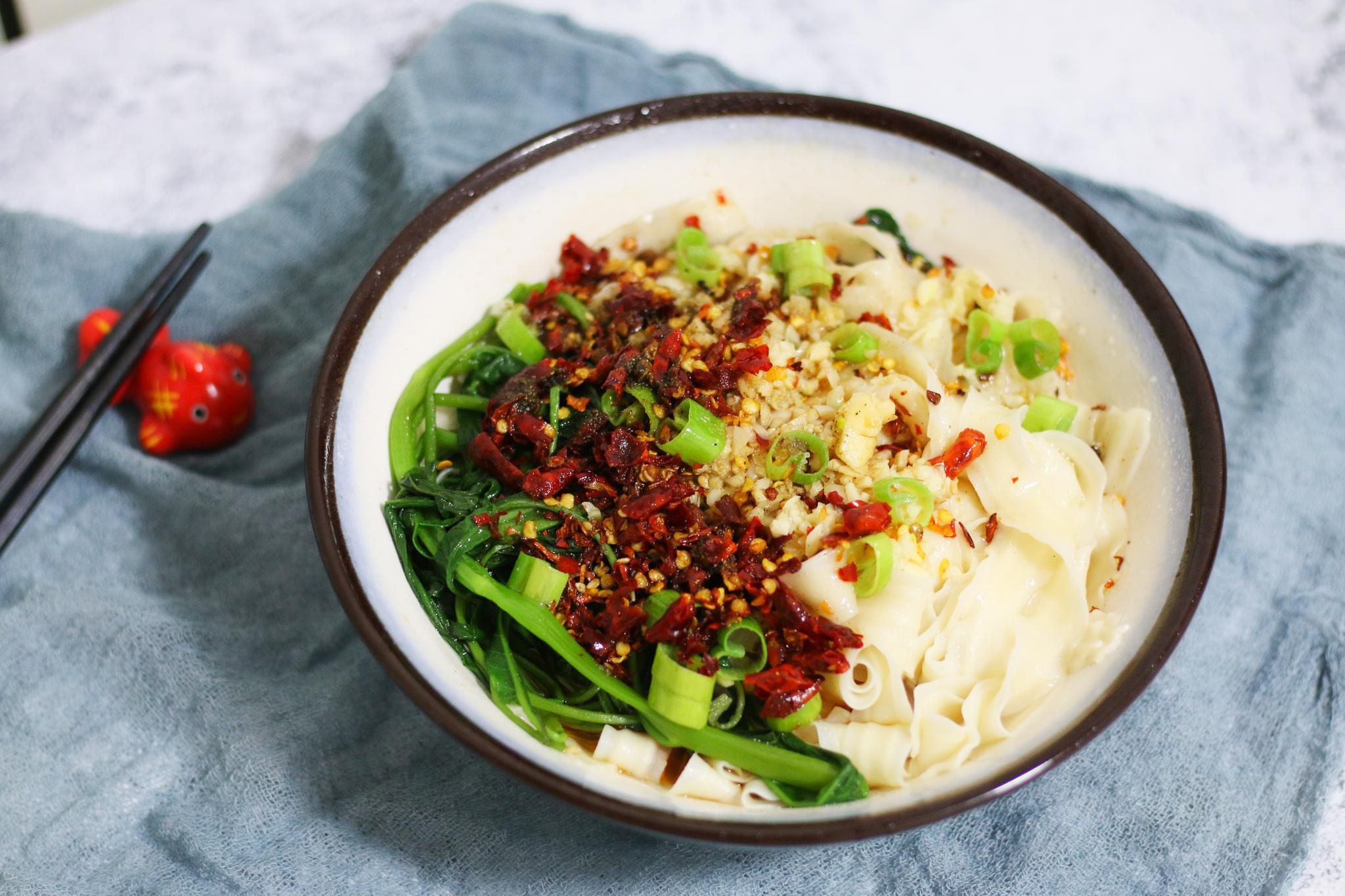 夏季标配油泼面简单拌一拌