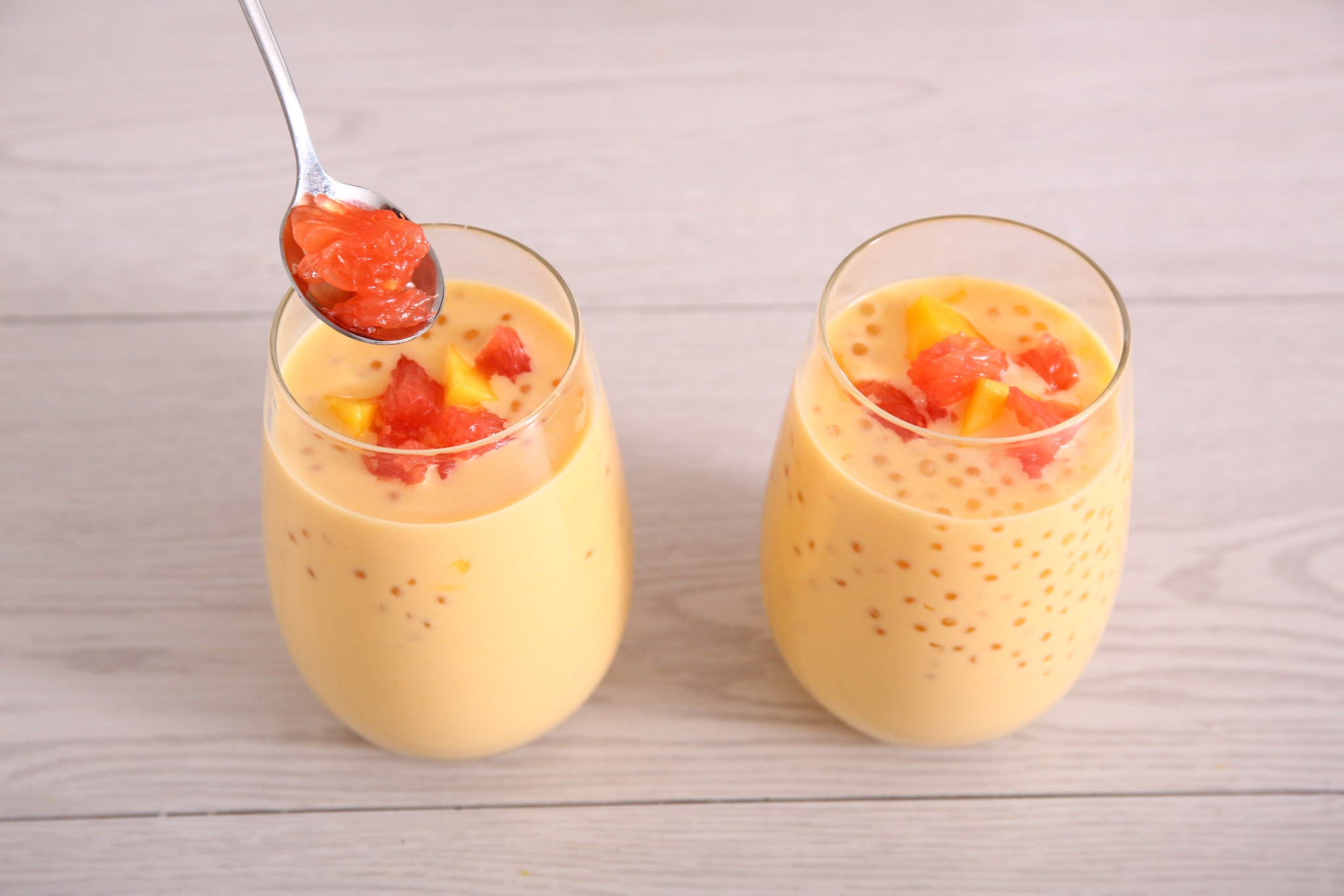 年轻人都爱喝解暑就来一杯自制的杨枝甘露