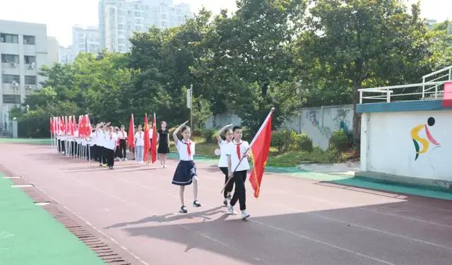 江苏省泰州市靖江外国语学校举行一年级入队仪式