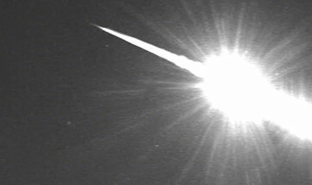 天空传来巨响，不明物体从天而降坠入鱼塘，20多天了还没找到它休闲区蓝鸢梦想 - Www.slyday.coM